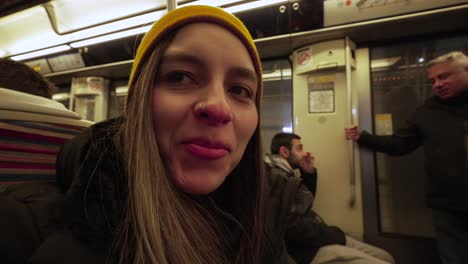 Junge-Kaukasische-Frau-Sitzt-Mit-Anderen-Passagieren-In-Der-Pariser-U-Bahn