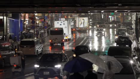 Tráfico-En-Shibuya-Por-La-Noche-Durante-La-Lluvia,-Tokio,-Japón