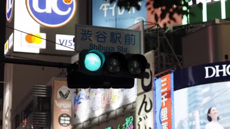 Semáforo-En-Verde,-Cruce-De-Shibuya-Por-La-Noche,-Tokio,-Japón
