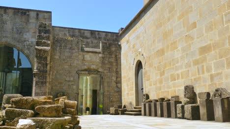 Alter-Mann-Erkundet-Die-Misericordia-Kirche-An-Einem-Sonnigen-Tag-In-Braga,-Portugal