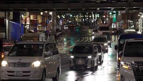 Tráfico-Intenso-En-Shibuya-Por-La-Noche-Durante-La-Lluvia,-Tokio,-Japón