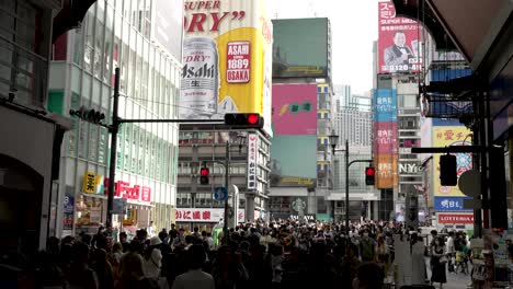 Sobre-La-Vista-Abarrotada-De-Gente,-Turistas-Caminando-Por-El-Puente-Ebisubashi-En-Osaka