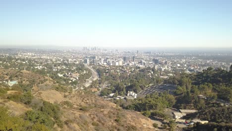 Descripción-Aérea-De-La-Ciudad-De-Los-Ángeles,-Colinas,-Ciudad,-Desierto,-árboles,-Ciudad-De-Agua-En-El-Fondo.