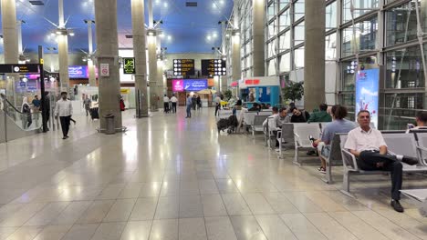 Malerische-Aussicht-Auf-Den-Flughafen-Iran,-Tourismus,-Landschaft,-Ankunft,-Architektur-Der-Haupthalle-Und-überfüllter-Passagierflug-Am-Flughafen-Teheran-Ika-Khomeini-Im-Nahen-Osten.-Menschen-Nutzen-öffentliche-Verkehrsmittel