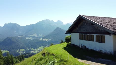 Kleine-Lodge-In-Den-österreichischen-Alpen