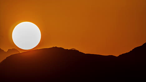 Closeup-of-sunset-in-the-mountains,-Timelaspe