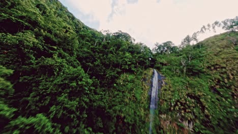 Tropical-waterfall-Salto-del-Rodeo-in-lush-green-rainforest,-dynamic-fpv-drone