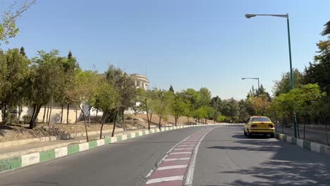 Conducir-En-La-Calle-En-Teherán,-Irán,-Vista-Del-Paisaje-Urbano,-Amplio-Paisaje-De-árbol,-Paseo-Lateral,-Limpio,-Distrito-De-Lujo-En-El-Norte-De-Teherán,-Viajar-Para-Visitar-La-Cultura,-La-Naturaleza,-Medio-Oriente,-Arabia-Saudita,-Neom,-Centro-De-La-Ciudad