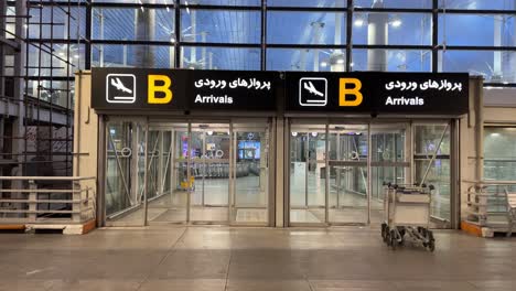 Llegada-Puerta-De-Salida-Puerta-Entrar-Al-Vestíbulo-Principal-Teherán-Irán-Mostrador-De-Inmigración-Imán-Jomeini-Aeropuerto-Internacional-Vacío-De-Gente-Sanciones-Seguridad-Paz-Nadie-Turista-Viajero-Dentro-Vuelo-Pasajero