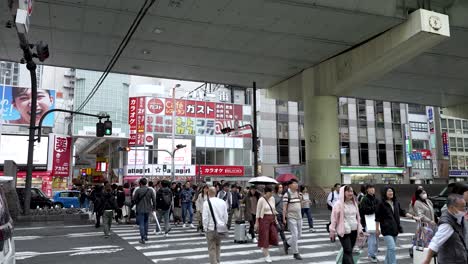 Menschenmassen-überqueren-Sennichimae-Dori-In-Richtung-Der-Einkaufsstraße-Ebisu-Bashi-Suji-In-Osaka