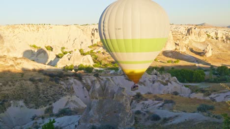 Globo-Aerostático-Desciende-Lentamente-Valle-Del-Amor-Amanecer-Turistas-Aventura