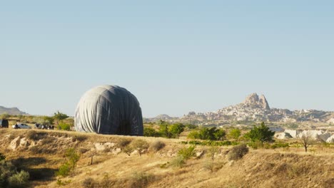 Globo-Aerostático-Se-Desinfla-Paisaje-Escénico-De-La-Mañana-Uchisar