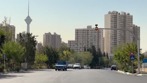 Reiche-Kinder-Von-Teheran,-Luxusleben-Im-Iran,-Gehobenes-Leben-Im-Iran,-Teure-Stadt,-Blick-Auf-Den-Milad-Turm,-Baumvegetation,-Turmgebäude,-Menschen-Im-Stadtzentrum,-Stadtbild,-Landschaft-Der-Sommersaison