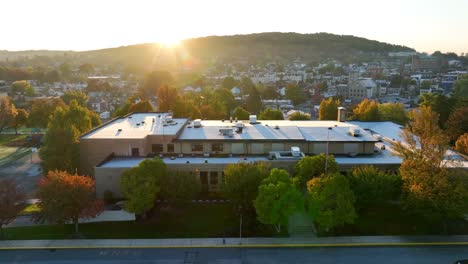 Amerikanische-Schule-Während-Des-Sonnenaufgangs-Zur-Goldenen-Stunde-Am-Herbstmorgen