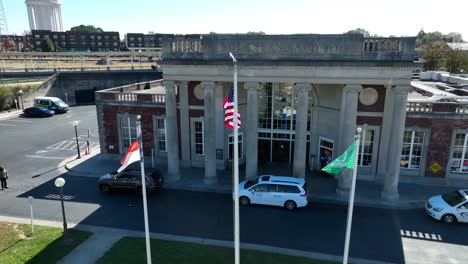 Amerika-,-North-Carolina--Und-Greensboro-Flaggen-Wehen-Am-Südbahnhof