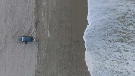 Luftaufnahme-Einer-Drohne-Von-Oben-Nach-Unten-Eines-Brandungsfischers-Und-Lastwagens-Am-Pismo-Beach-In-Kalifornien-Bei-Sonnenaufgang