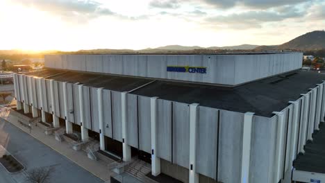 Berglund-Center-in-Roanoke,-Virginia-during-sunrise