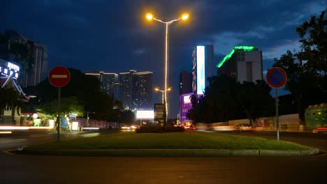 El-Bullicioso-Tráfico-Pasa-Por-La-Noche-Con-Veloces-Luces-Borrosas-De-Las-Luces-De-Los-Automóviles-En-Phnom-Penh,-Camboya.