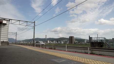 Plataforma-Ferroviaria-Vacía-En-La-Estación-Mitaki,-Hiroshima.