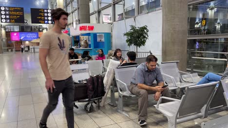 Wartehalle-Im-Iranischen-Flughafen,-Ankunft,-Abflug,-Passkontrolle,-Imam-Khomeini,-Flugplatz,-Flug,-Landung-Und-Menschen-Verbringen-Zeit-In-Der-Café-Lounge,-Business-Class-Bordkarte,-Stühle,-Reisekonzept,-Landschaft