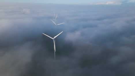 Luftaufnahmen-Zeigen-Windkraftanlagen-über-Den-Wolken
