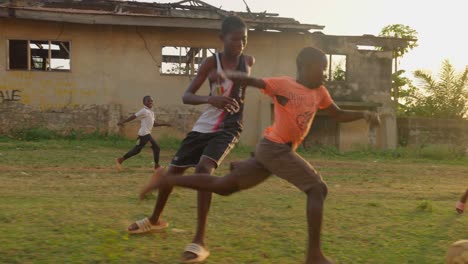 Sin-Zapatos,-Pero-Este-Niño-Dribló-El-Balón-Con-Facilidad-A-Través-De-Otros-Jugadores-En-Un-Campo-De-Fútbol-Comunitario-Durante-La-Tarde,-Kumasi,-Ghana.