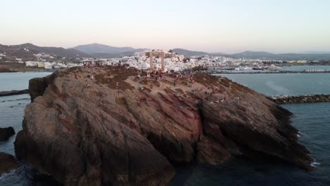 Touristen-Genießen-Den-Sonnenuntergang-Am-Apollotempel-Der-Insel-Naxos,-Griechenland,-Luftaufnahme