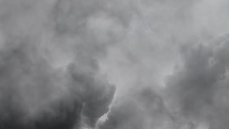 Die-Kraft-Der-Gewitter-In-Den-Dunklen-Wolken-4k
