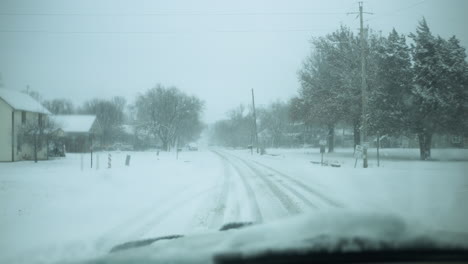 Conducción-De-Automóviles-En-Tormenta-De-Nieve-Con-Copos-De-Nieve-Cayendo-Sobre-El-Parabrisas