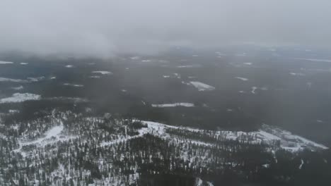 Drohnenaufnahme-Beim-Filmen-In-Den-Wolken-Im-Winter-In-Schweden