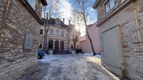 Entdecken-Sie-Tallinns-Erbe:-Eine-Filmische-4K-Ansicht-Der-Estnischen-Akademie-Der-Wissenschaften-In-Der-Altstadt,-Die-Die-Schönheit-Der-Estnischen-Architektur-Enthüllt