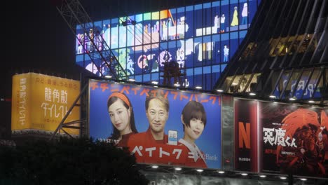 Vallas-Publicitarias-En-El-Cruce-De-Shibuya-Por-La-Noche,-Tokio,-Japón