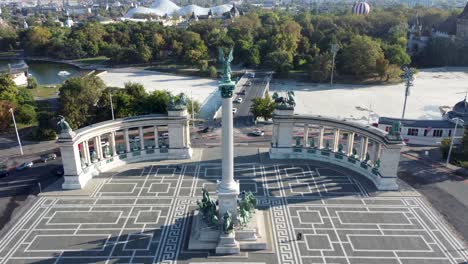 Iconic-landmark-Heroes'-Square-in-Budapest,-Hungary