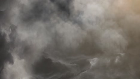 Dicke-Dunkle-Wolken-Am-Dunklen-Himmel-Und-Gewitter-Im-Hintergrund