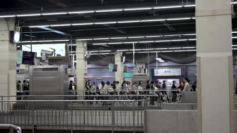 Multitud-De-Personas-Caminando-En-El-Andén-De-La-Estación-De-Tren-De-Namba-Con-Máscaras-Bucales-Puestas