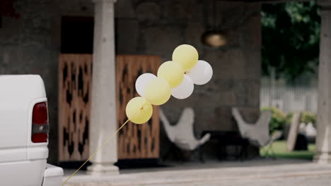 Fröhliche-Gelbe-Luftballons-Von-Einem-Oldtimer-Van