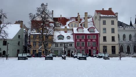 Winterwunderland-In-Der-Altstadt-Von-Riga:-4K-Ansicht-Von-Farbenfrohen,-Schneebedeckten-Häusern
