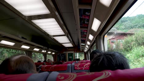 Vista-Interior-Detrás-Del-Asiento-Del-Tren-Koya-Expreso-Limitado-Que-Viaja-A-Koyasan