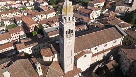 Glockenturm-Der-Kathedrale-Und-Wohnhäuser-Im-Historischen-Zentrum-Von-Soave-In-Verona,-Norditalien