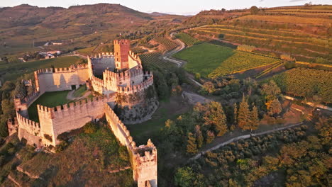 Castillo-De-Soave-Restaurado-Rodeado-De-Viñedos-Durante-La-Puesta-De-Sol-En-Soave,-Verona,-Norte-De-Italia
