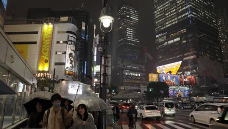 Tráfico-En-Shibuya-Scramble-Square-Cruzando-Por-La-Noche,-Tokio,-Japón