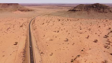 Abenteuer-Durch-Endlose-Dünen:-4K-Drohnenaufnahme-Einer-Wüstenfahrt-In-Namibia,-Afrika-Mit-Einem-4x4-Toyota-Hilux-Auf-Dem-Dach
