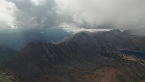 Luftaufnahme-Von-Bergen-Mit-Vorbeiziehenden-Wolken-In-Den-Französischen-Pyrenäen