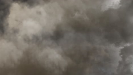 Fliegen-Sie-Auf-Die-Sturmwolken-Zu,-4K-Hintergrund