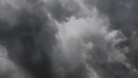 Das-Brüllen-Eines-Gewitters-In-Den-Dunklen-Wolken,-4K-Hintergrund