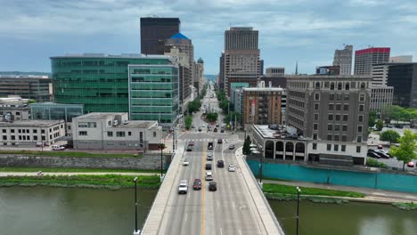 Skyline-Von-Dayton-Von-Der-Hauptstraßenbrücke-über-Den-Miami-River-Aus-Gesehen