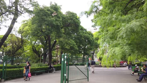 Menschen-Laufen-Durch-Den-Plaza-Pueyrredon-Urban-Green-Park,-Buenos-Aires,-Viertel,-In-Dem-Papst-Franziskus-Geboren-Wurde