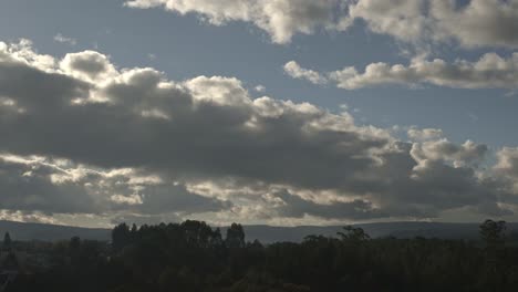 1-minütiger-Zeitraffer-Der-Bildung-Und-Ausbreitung-Von-Kumuluswolken-über-Einem-Kiefernwald-In-Galizien