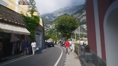 Amalfi-Positano-Italien-Immersiver-Reisetourismus-Mittelmeerküste-Wasser-Europa,-Wandern-|-Schnelle-Bewegung-Vom-Einkaufen-Auf-Dem-Bürgersteig-Bis-Hin-Zur-Dramatischen-Klippenlandschaft,-Verwackelt,-4k