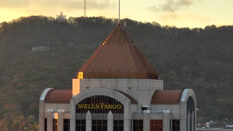 Wells-Fargo-Wolkenkratzer-Während-Des-Sonnenaufgangs-Zur-Goldenen-Stunde-In-Roanoke,-Virginia